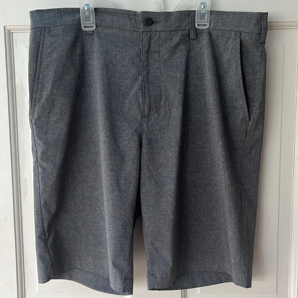 𝅺PGA Tour Men's Gray Golf Shorts Size 34 Zip/Button Closure
